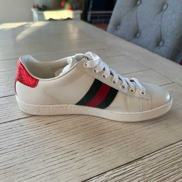 Women’s ace sneaker with bee, size 37/ 7 US - Picture 7 of 11